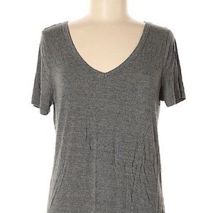 Grey loos v neck shirt